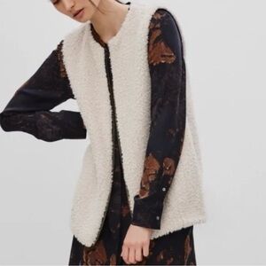 EUC Aritzia Wilfred Chatou Sherpa faux fur Teddy vest